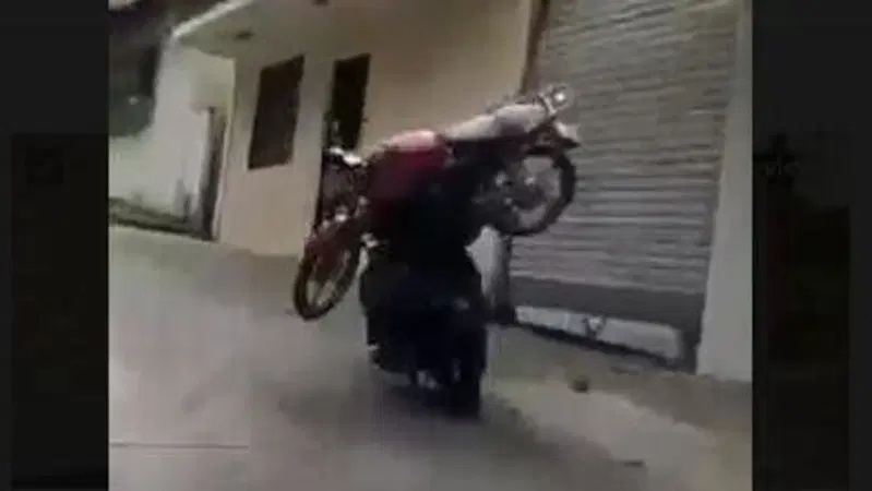 In due sulla moto&hellip;con una moto! Trasporto eccezionale a chi? [VIDEO VIRALE]