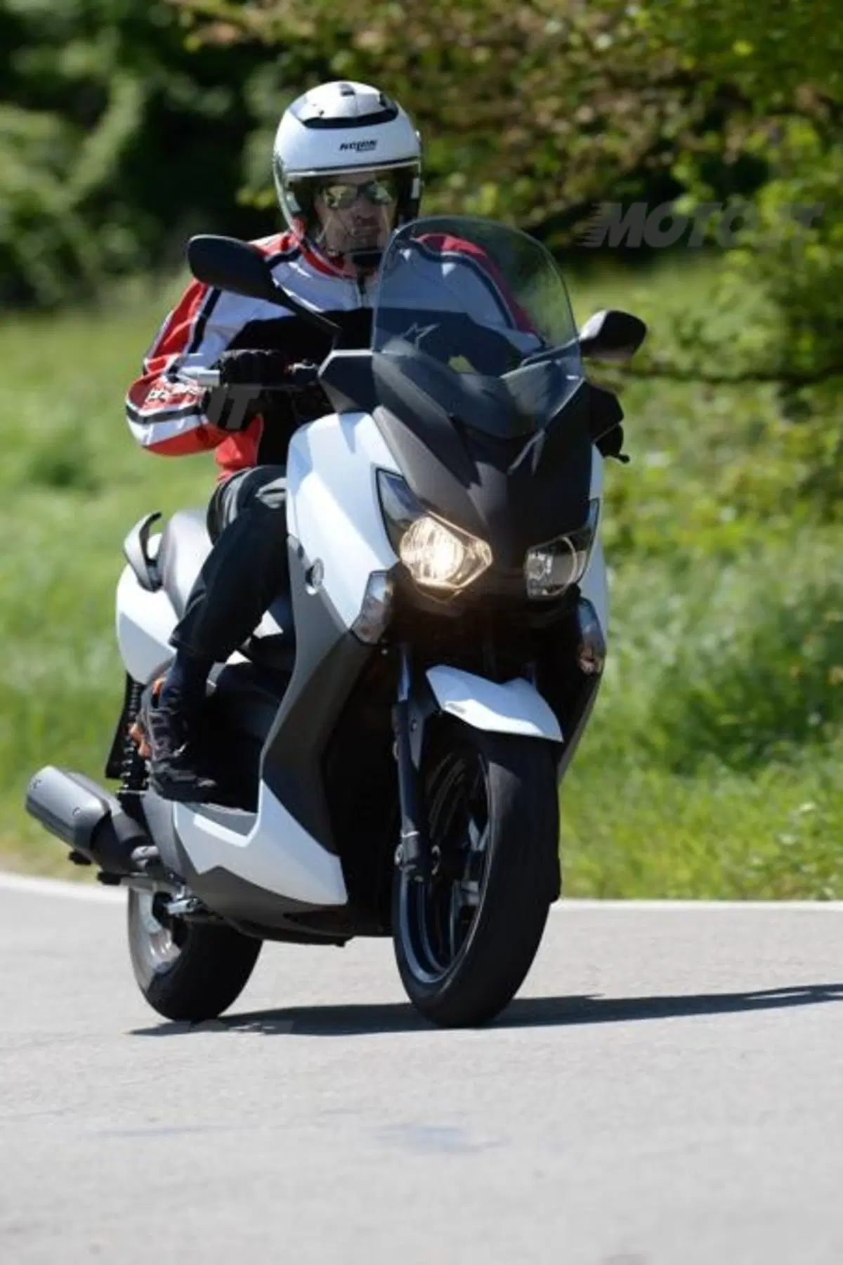 Yamaha X-Max 250 (2)
