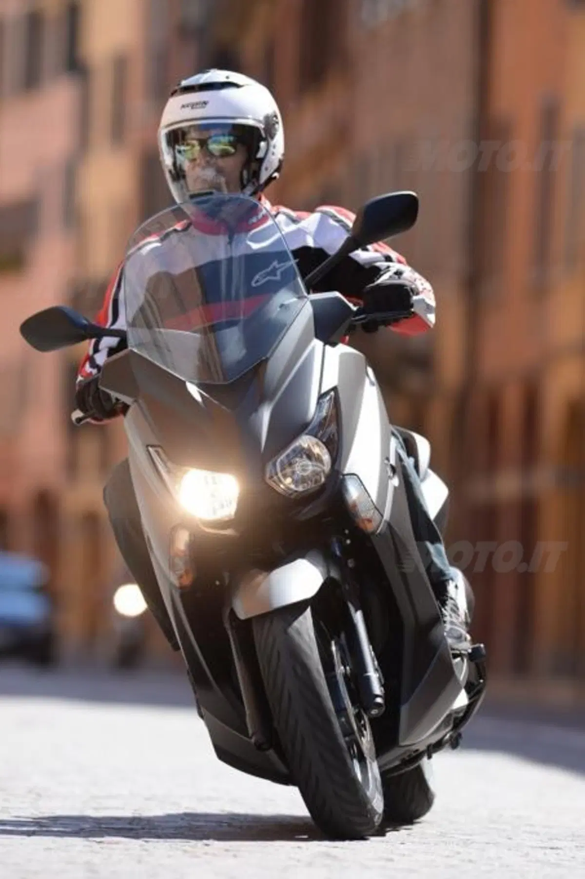 Yamaha X-Max 250 (3)