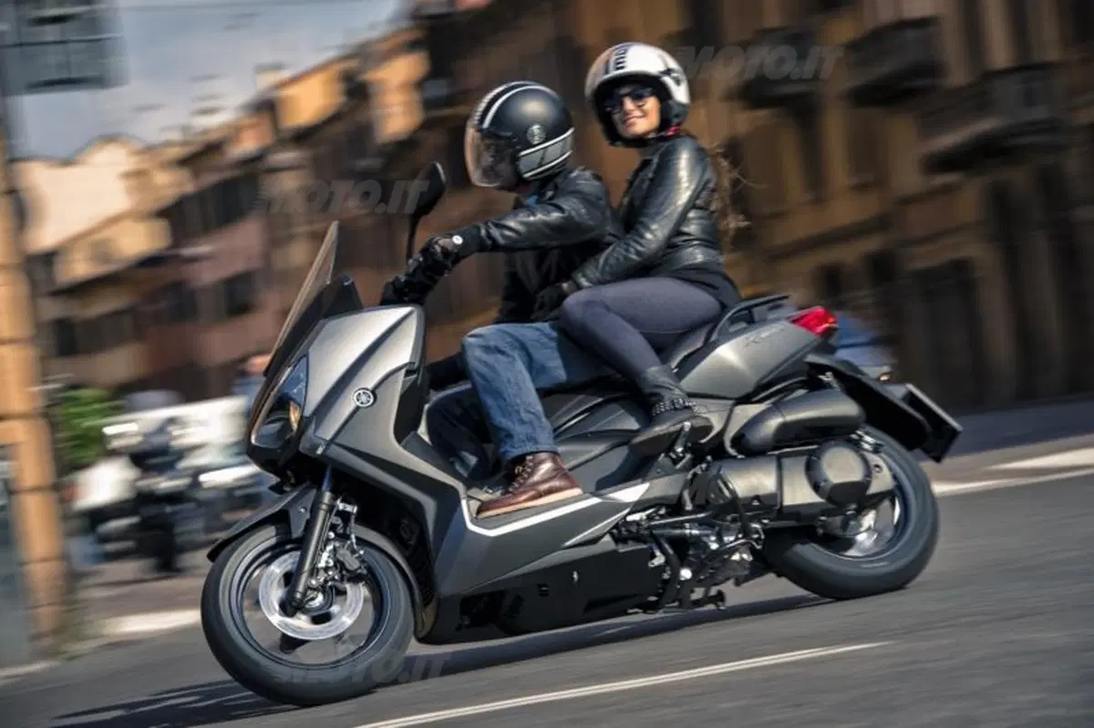 Yamaha X-Max 250 (6)