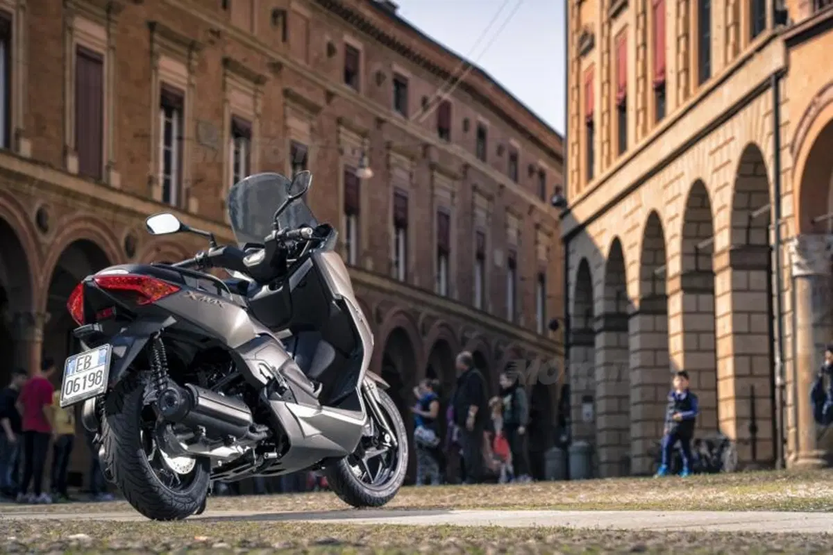 Yamaha X-Max 250 (10)