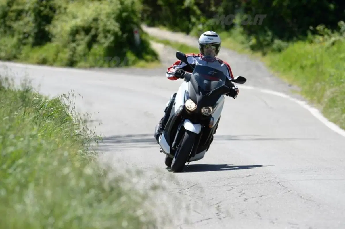 Yamaha X-Max 250 (25)