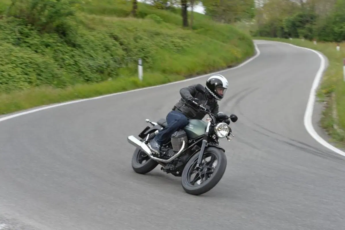Moto Guzzi V7 2014 Stone, Special e Racer   (2)