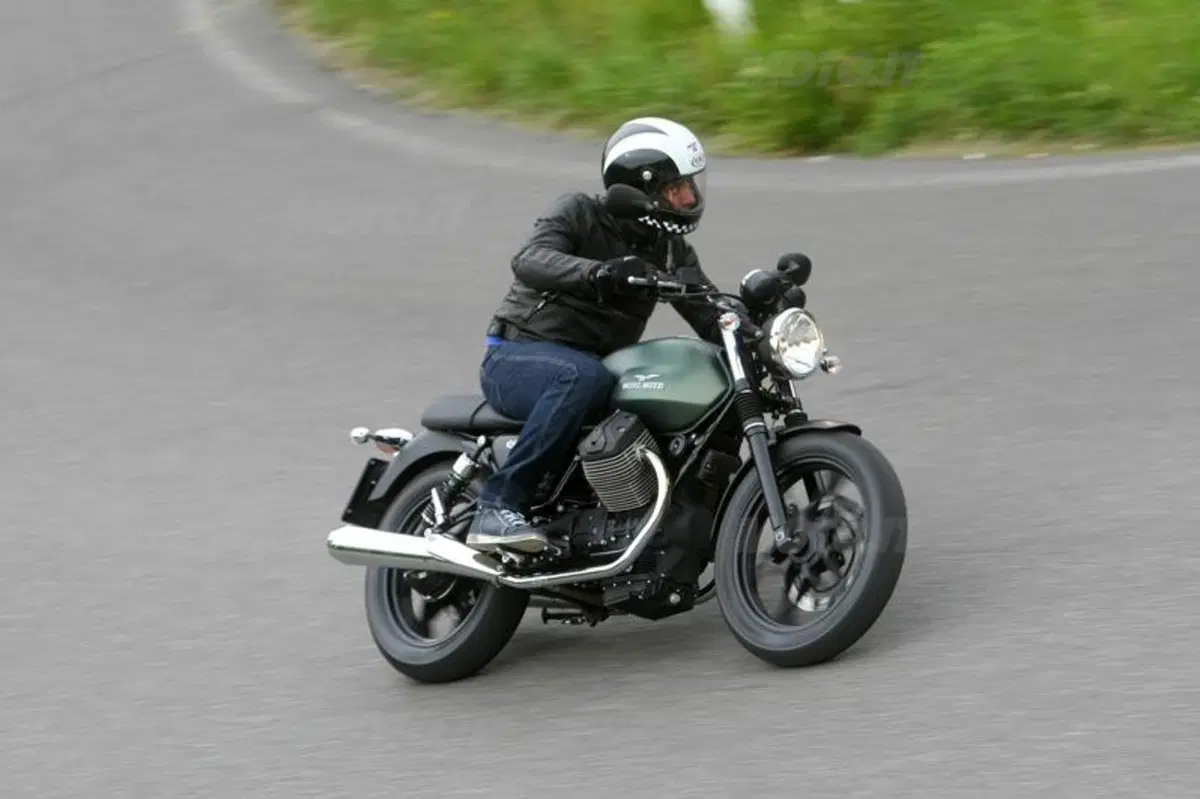 Moto Guzzi V7 2014 Stone, Special e Racer   (6)