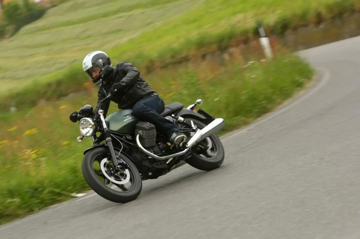 Moto Guzzi V7 2014 Stone, Special e Racer   (8)