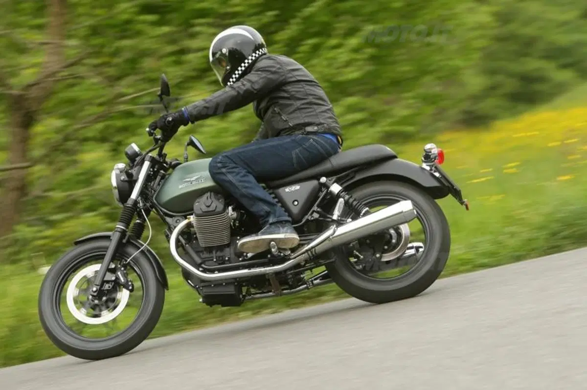 Moto Guzzi V7 2014 Stone, Special e Racer   (9)