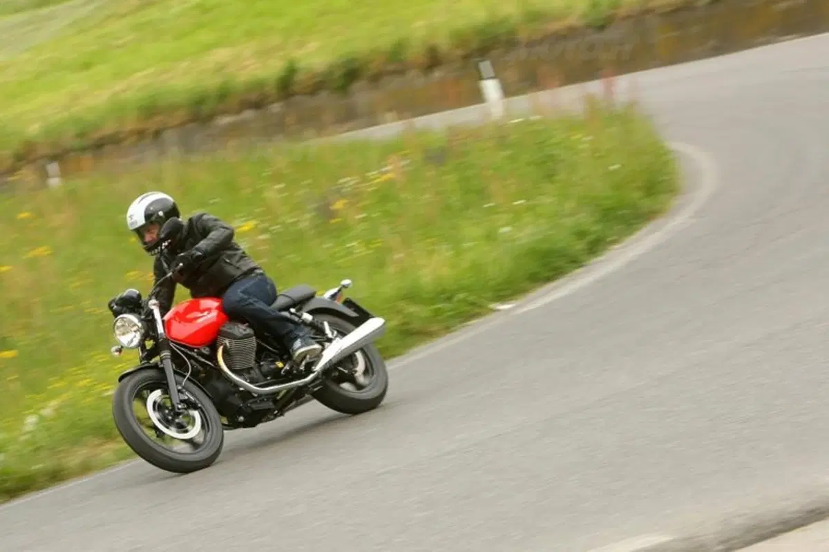 Moto Guzzi V7 2014 Stone, Special e Racer   (11)