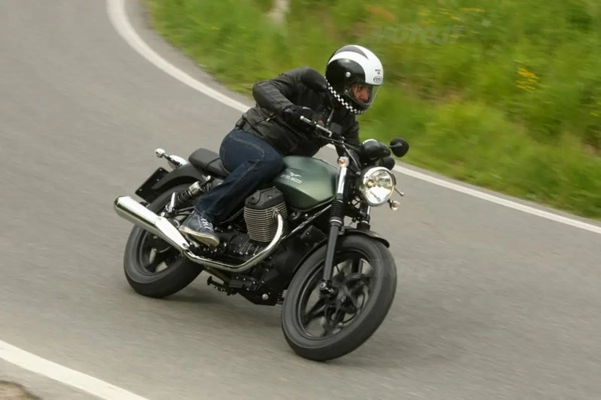 Moto Guzzi V7 2014 Stone, Special e Racer   (12)