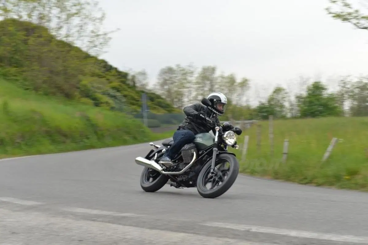 Moto Guzzi V7 2014 Stone, Special e Racer   (14)