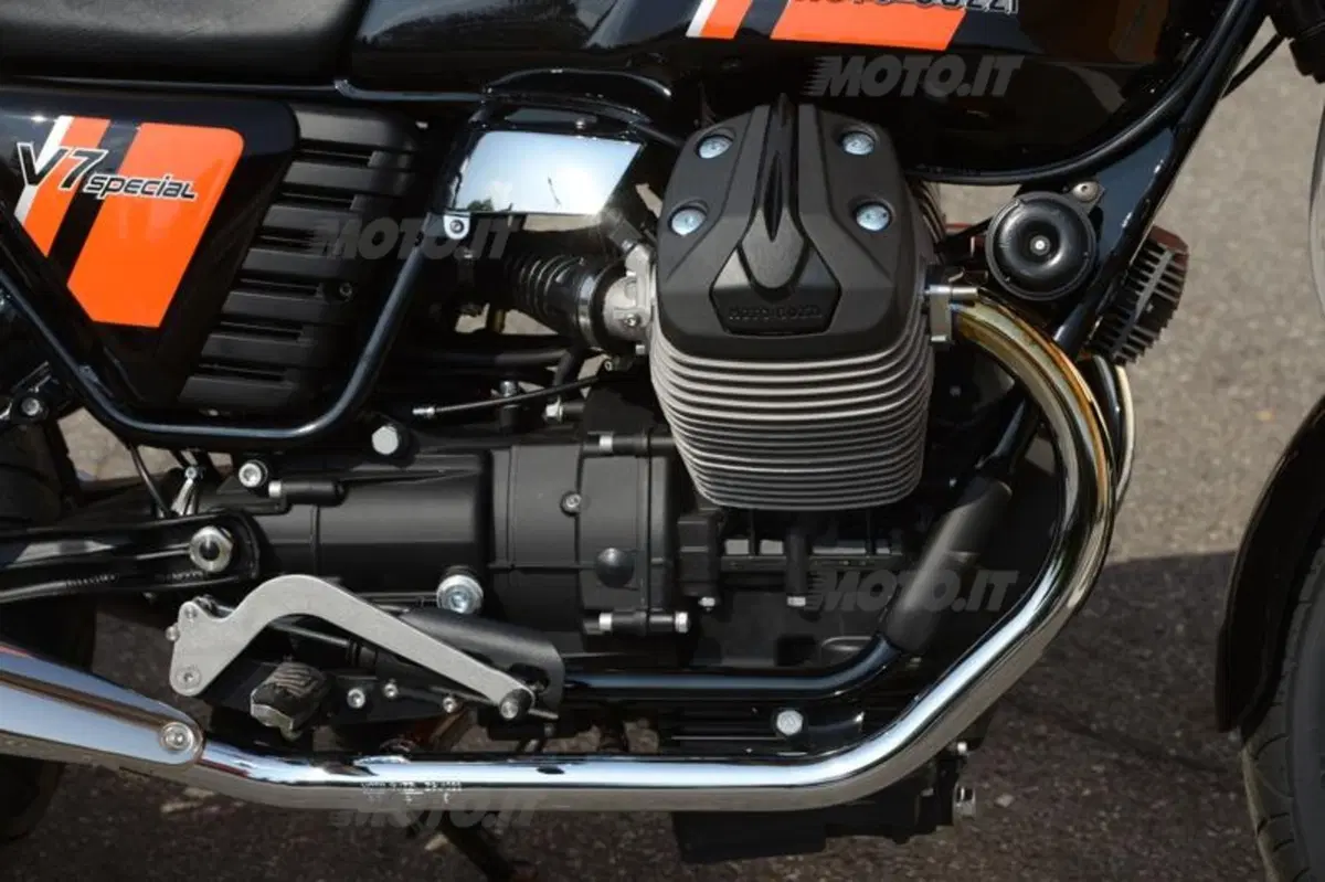 Moto Guzzi V7 2014 Stone, Special e Racer   (28)