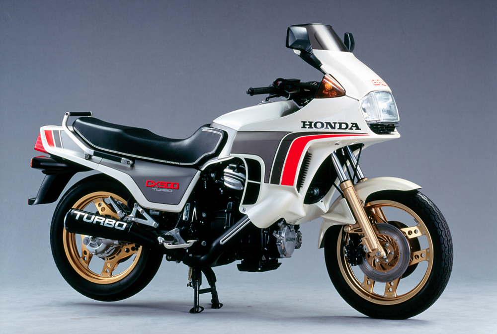 La Honda CX 500 Turbo era azionata da un motore bicilindrico a quattro valvole raffreddato ad acqua, con distribuzione ad aste e bilancieri (!), per il quale la casa aveva sviluppato un sistema di iniezione elettronica molto evoluto. Entrata in produzione alla fine del 1981, questa moto disponeva di 76 CV a 8000 giri/min