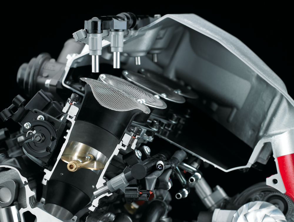 In diversi motori moderni di altissime prestazioni (qui il Kawasaki H2) si impiegano due iniettori per ogni condotto, con quello superiore che in genere &egrave; del tipo a doccia ed entra in azione al di sopra di un certo regime