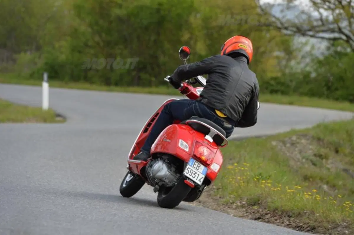 Vespa GTS e GTS Super 300 ABS (2)