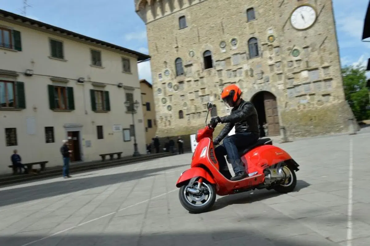 Vespa GTS e GTS Super 300 ABS (3)