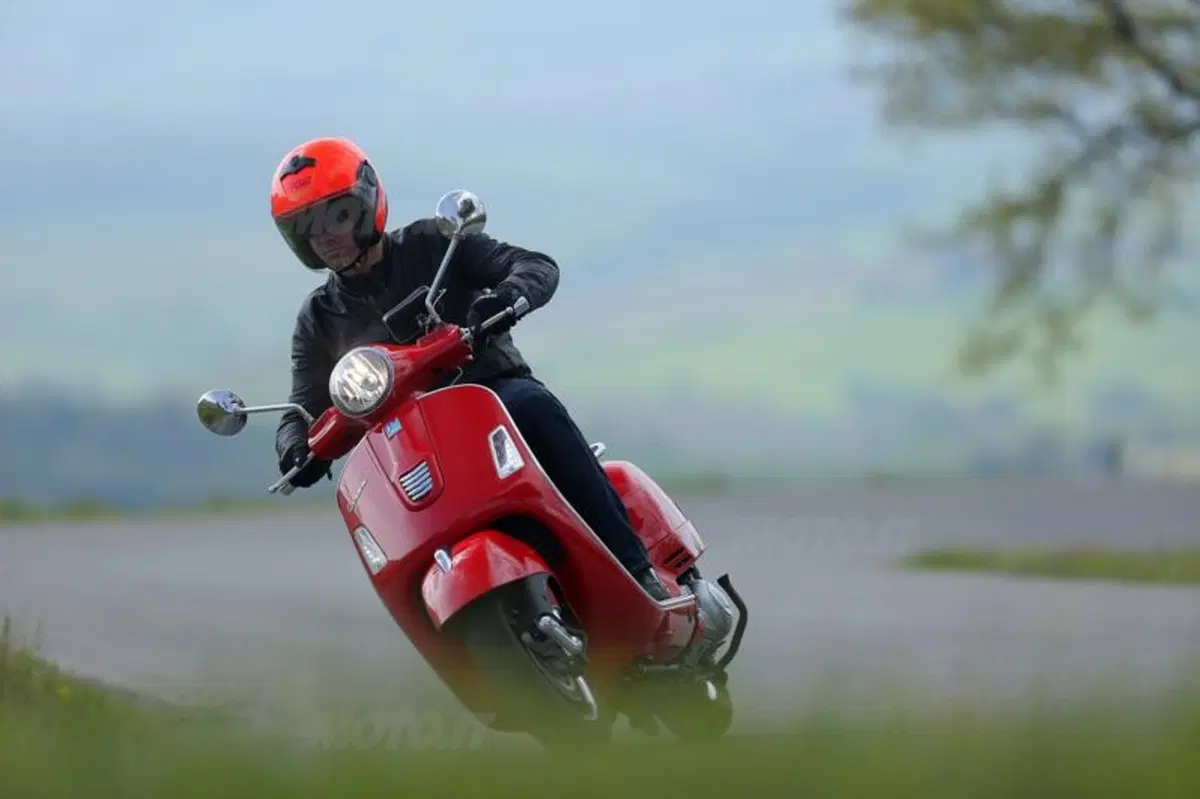 Vespa GTS e GTS Super 300 ABS (5)