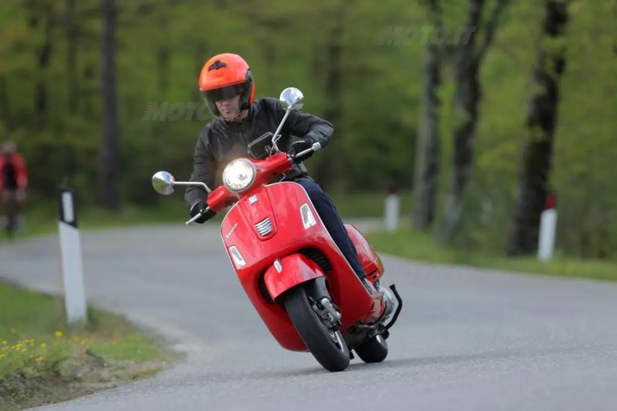 Vespa GTS e GTS Super 300 ABS (6)