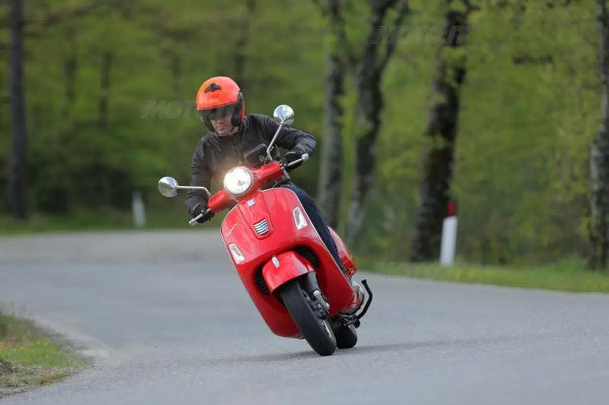 Vespa GTS e GTS Super 300 ABS (7)