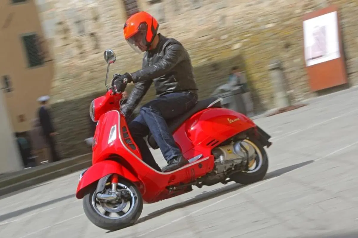 Vespa GTS e GTS Super 300 ABS (8)