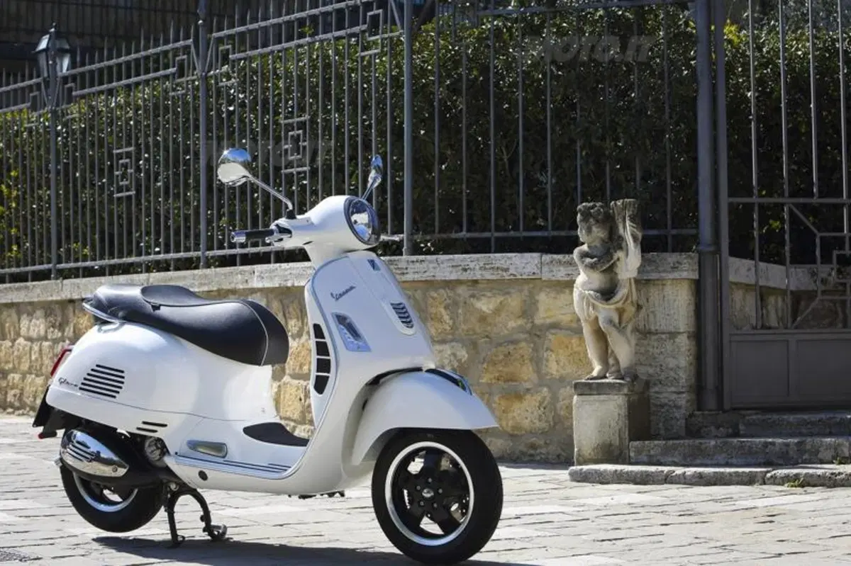 Vespa GTS e GTS Super 300 ABS (10)