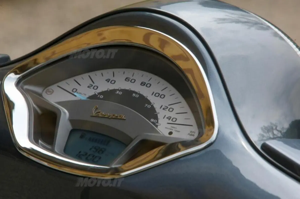 Vespa GTS e GTS Super 300 ABS (32)