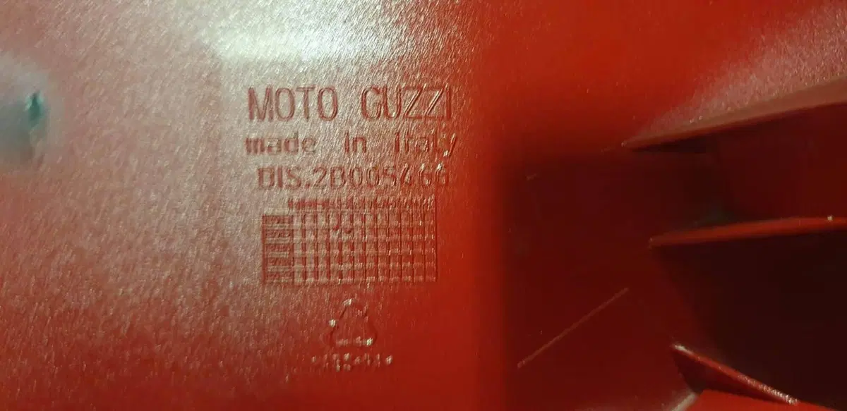 Coperchio serbatoio dx V85TT Rosso Vulcano E4 - VV Moto Guzzi (2)
