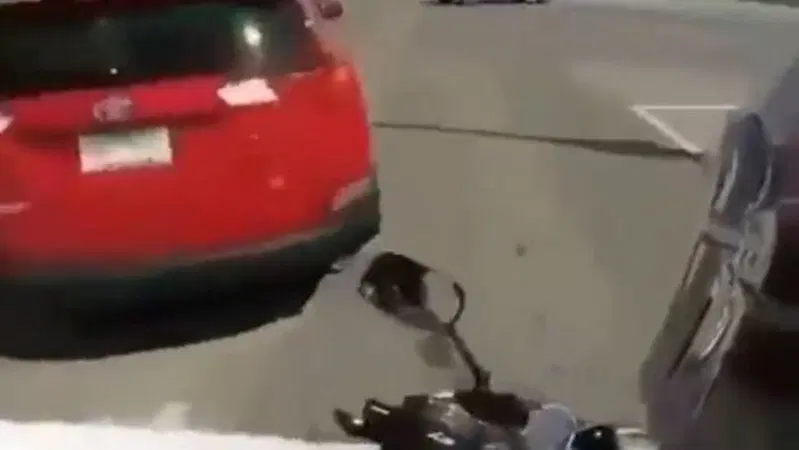 Follia nel traffico: col SUV travolge moto (e motociclista) in retromarcia [VIDEO]
