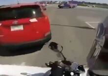 Follia nel traffico: col SUV travolge moto (e motociclista) in retromarcia [VIDEO]