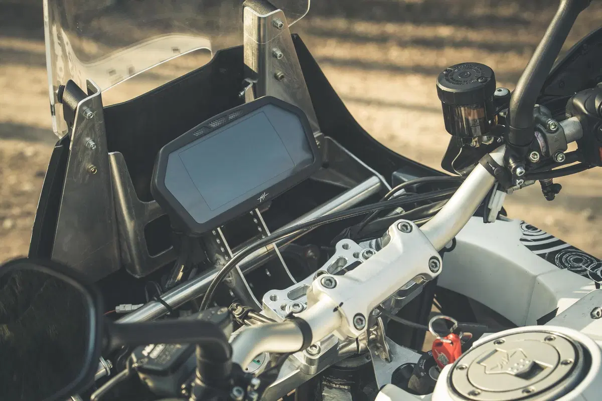 MV Agusta Lucky Explorer 9.5: TEST anteprima del prototipo su strada e offroad! (15)