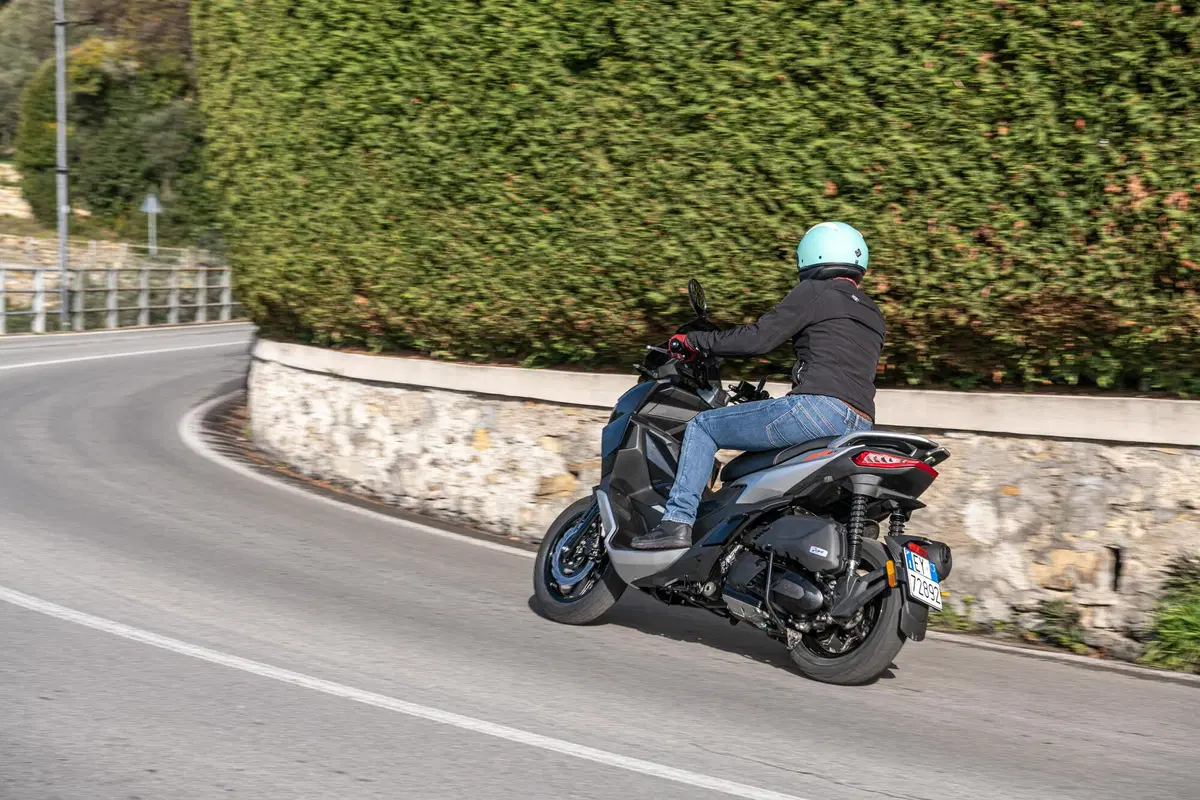 Aprilia SR GT 125 e 200 TEST: più crossover che GT! (5)