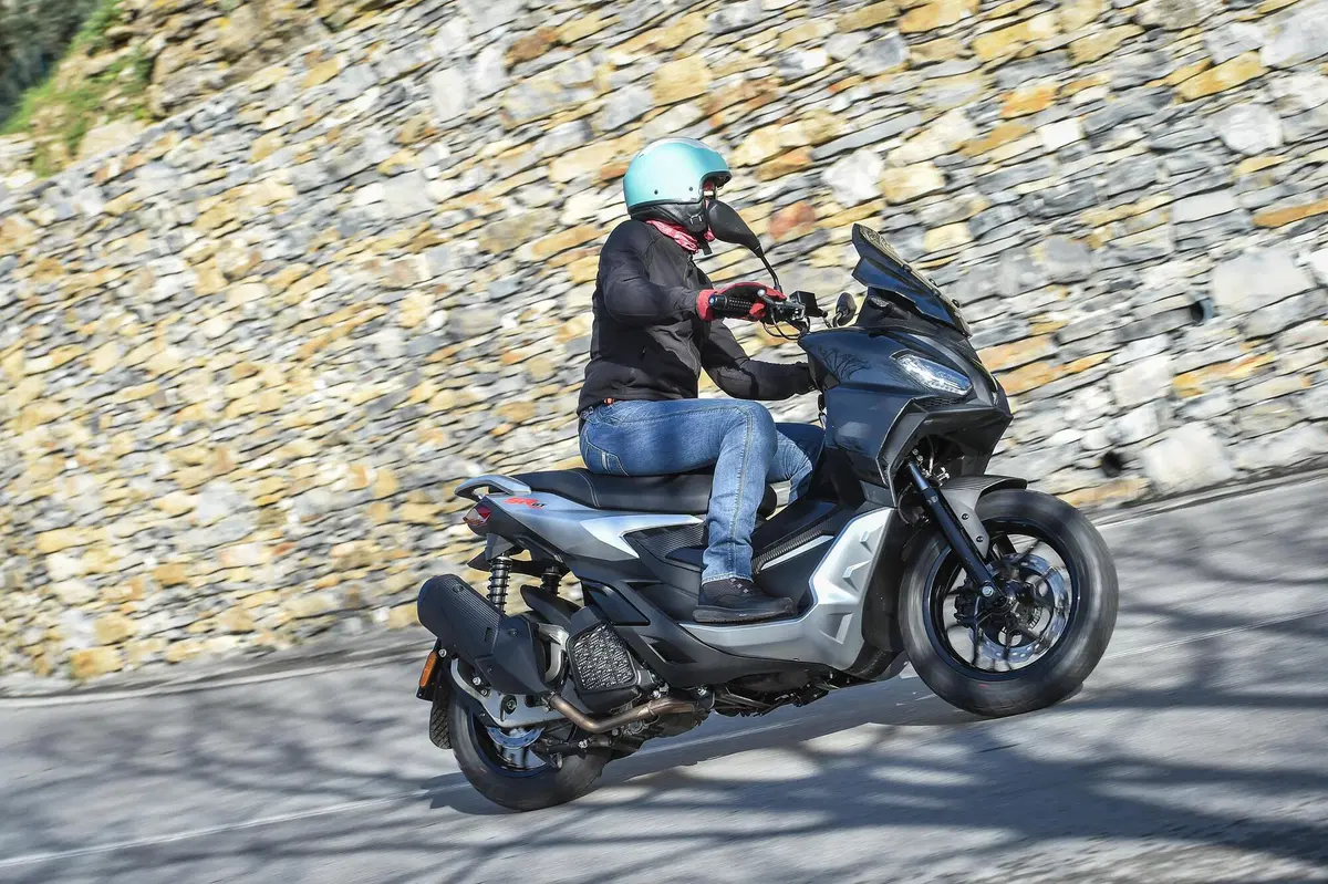 Aprilia SR GT 125 e 200 TEST: più crossover che GT! (17)
