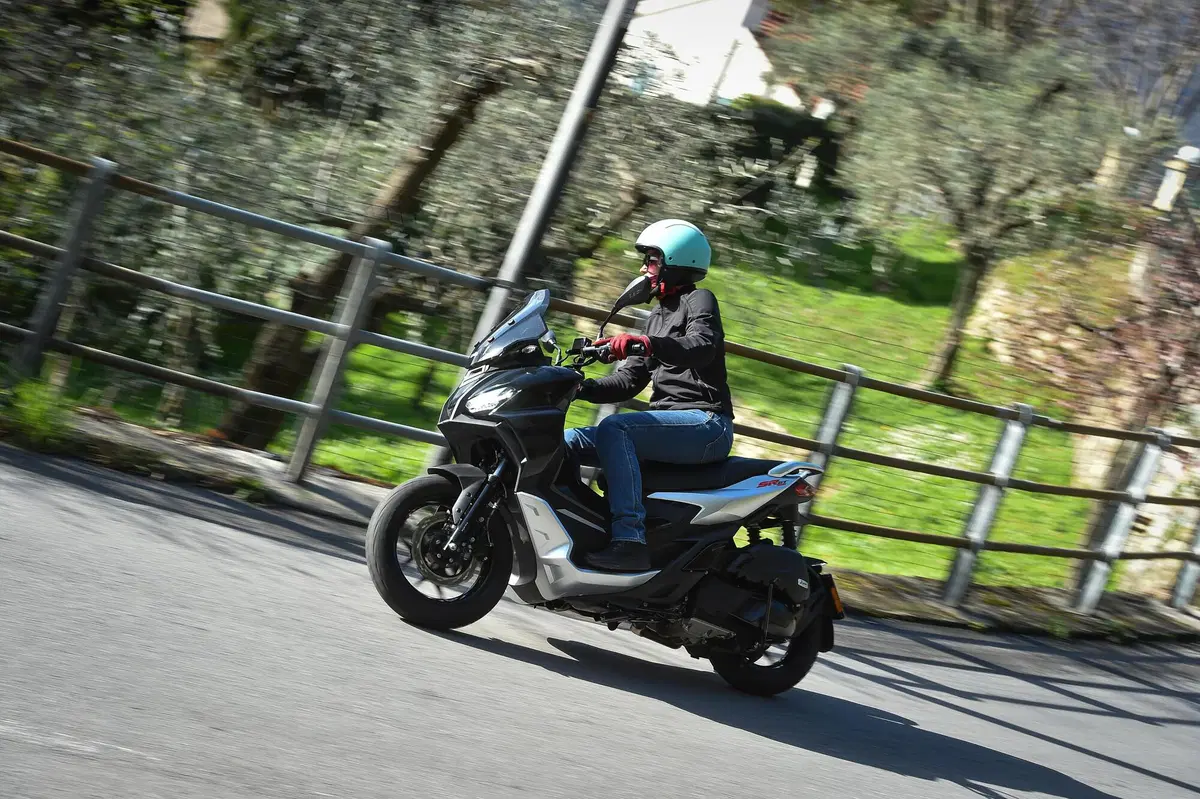 Aprilia SR GT 125 e 200 TEST: più crossover che GT! (2)
