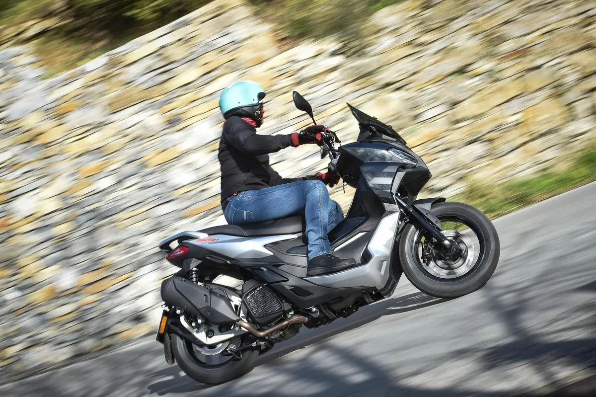 Aprilia SR GT 125 e 200 TEST: più crossover che GT! (20)