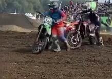 Un po’ motocross e un po’ wrestling: c’è scappata la scazzottata! [VIDEO VIRALE]