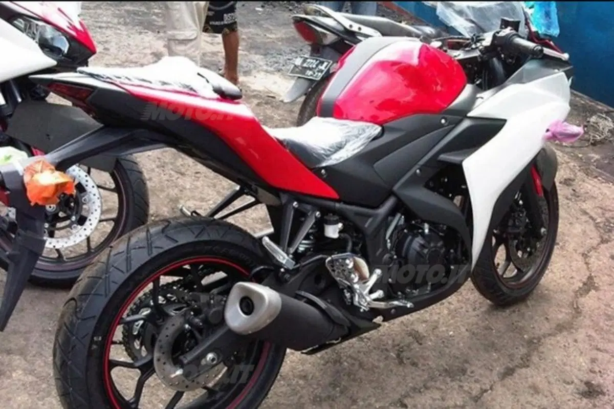 Yamaha R25, nuove foto spia della versione stradale (2)