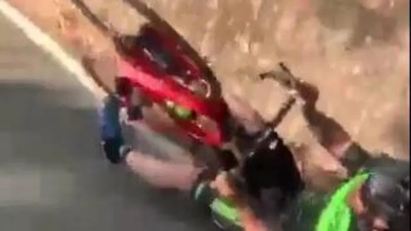 Non solo moto: il ciclista e l'impennata che non dimenticher&agrave; [VIDEO VIRALE]