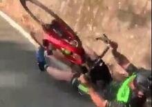 Non solo moto: il ciclista e l'impennata che non dimenticherà [VIDEO VIRALE]