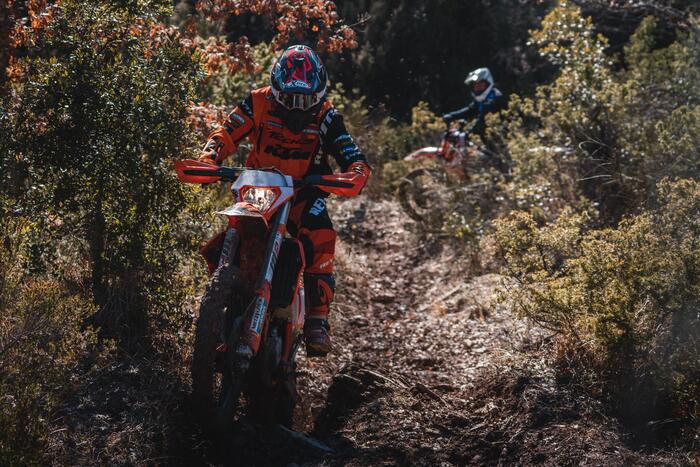 Il Perfetto osserva Danilo in un tratto tecnico di enduro