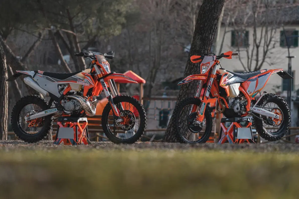 Abbiamo provato le KTM EXC 2022 300 2t e 350 4t top di gamma