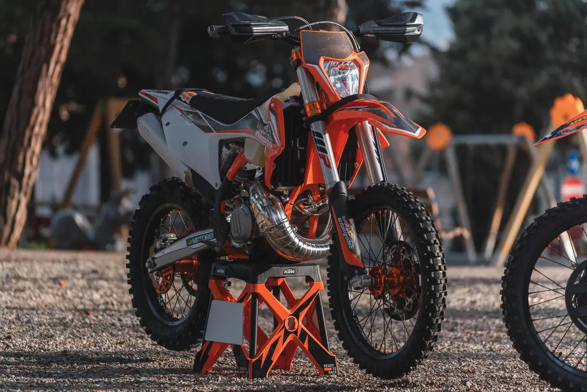Abbiamo provato le KTM EXC 2022 300 2t e 350 4t top di gamma (2)