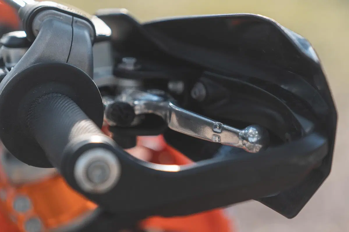 Abbiamo provato le KTM EXC 2022 300 2t e 350 4t top di gamma (7)