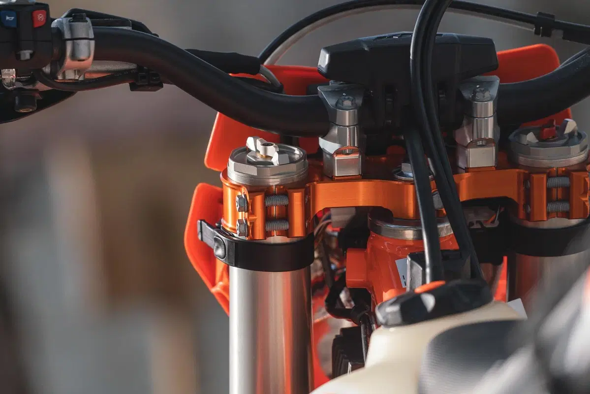 Abbiamo provato le KTM EXC 2022 300 2t e 350 4t top di gamma (9)