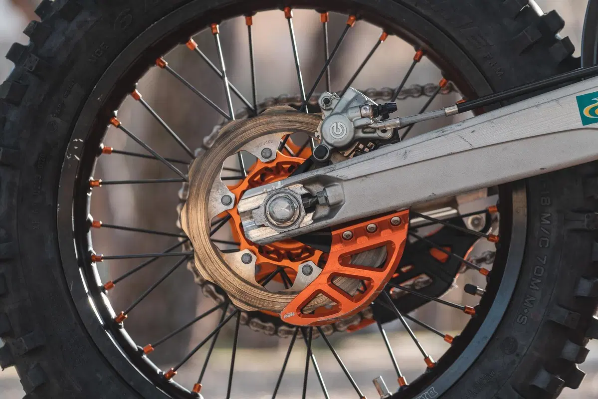 Abbiamo provato le KTM EXC 2022 300 2t e 350 4t top di gamma (11)