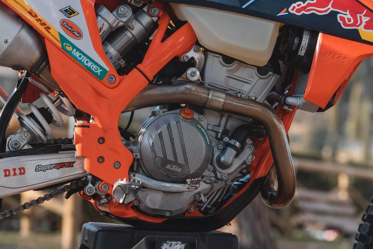 Abbiamo provato le KTM EXC 2022 300 2t e 350 4t top di gamma (12)