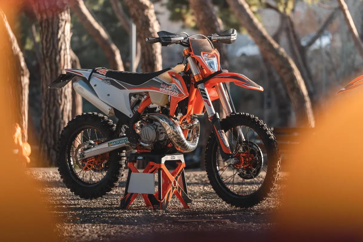 Abbiamo provato le KTM EXC 2022 300 2t e 350 4t top di gamma (3)