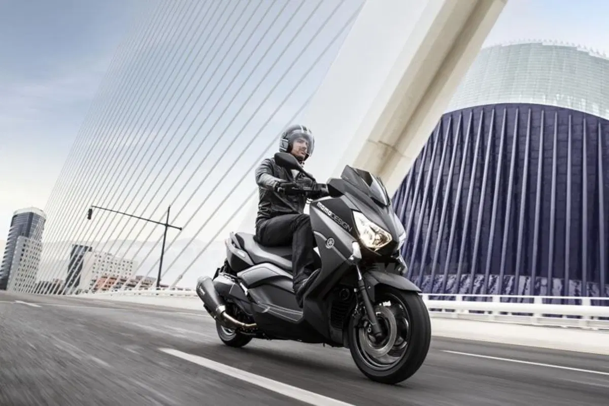 Yamaha presenta il nuovo X-Max 400 MomoDesign