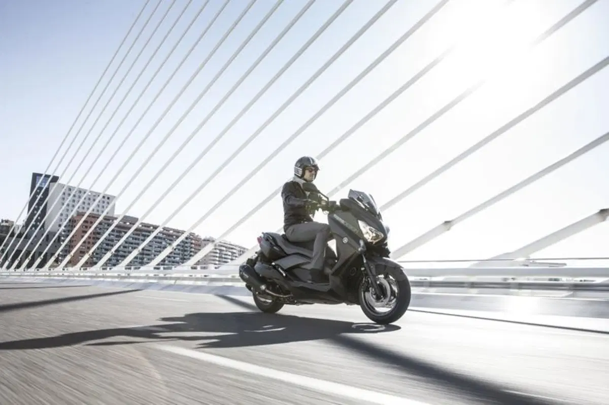 Yamaha presenta il nuovo X-Max 400 MomoDesign (2)