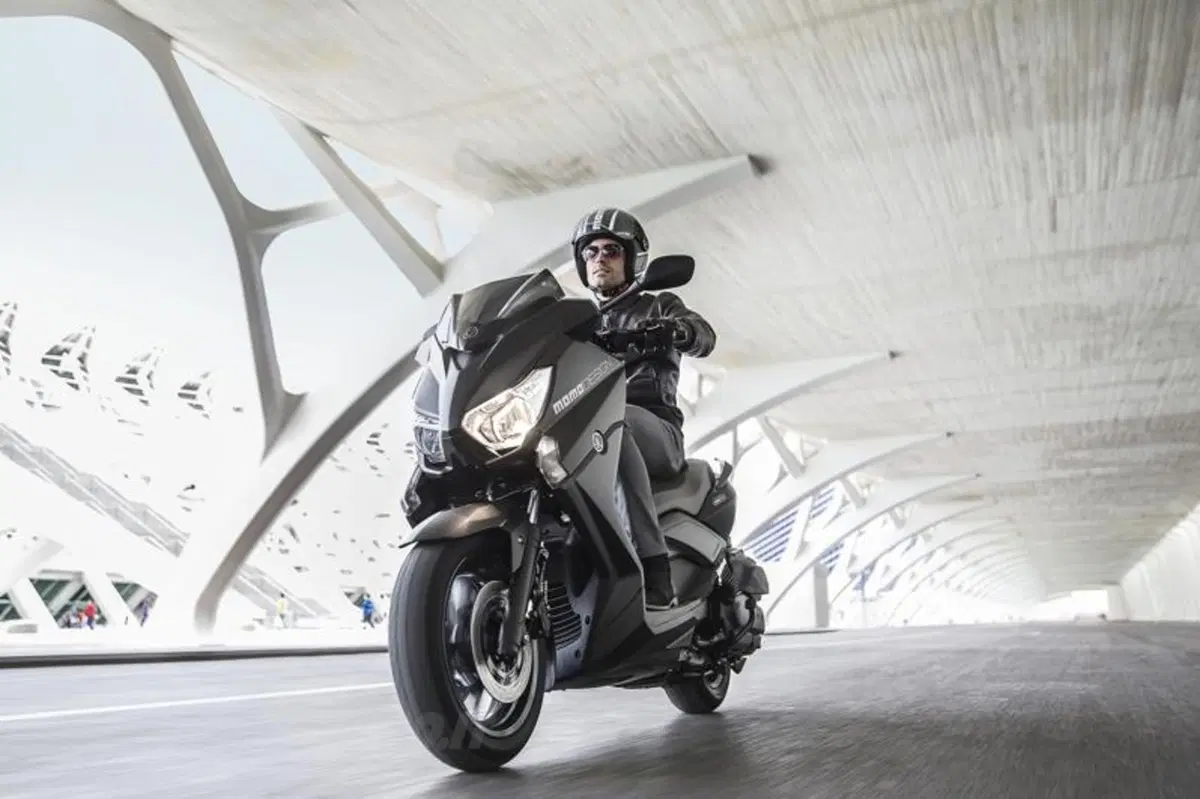 Yamaha presenta il nuovo X-Max 400 MomoDesign (3)