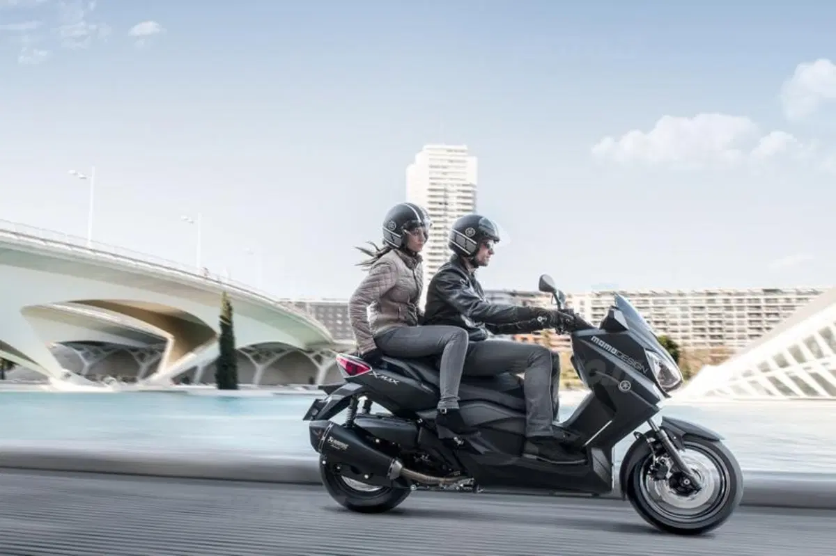 Yamaha presenta il nuovo X-Max 400 MomoDesign (4)