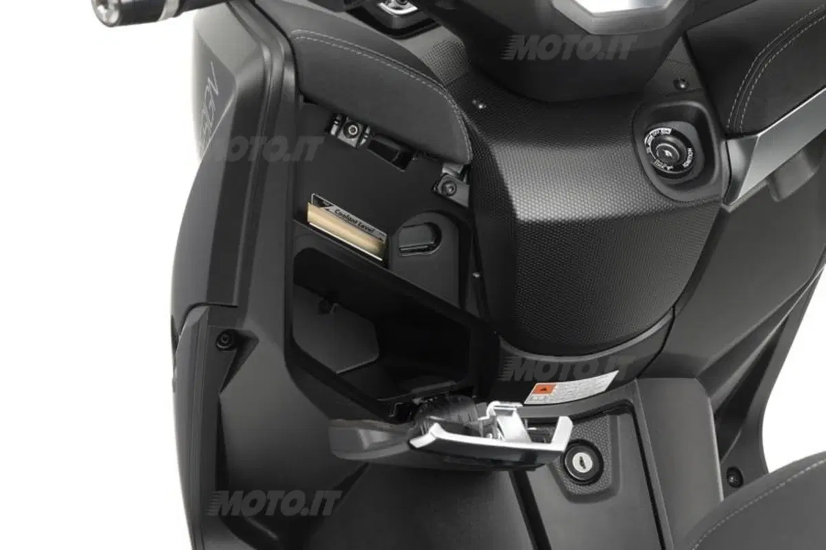 Yamaha presenta il nuovo X-Max 400 MomoDesign (11)