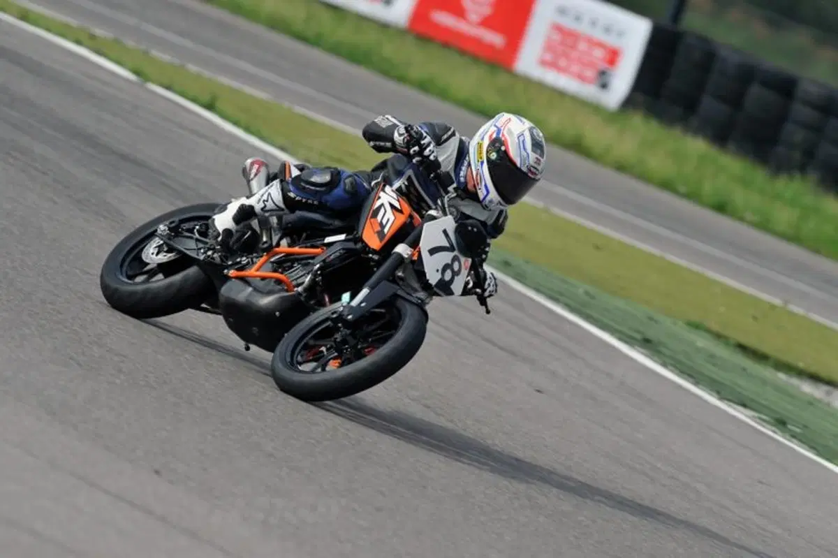KTM 200 Duke Trophy, ve lo raccontiamo dalla pista